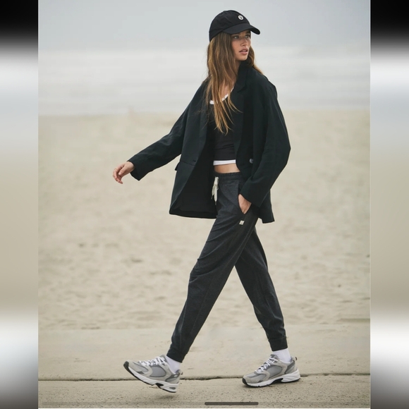 Vuori Performance Jogger In Charcoal - Picture 1 of 5